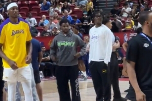 谁家小孩赛前热身布朗尼穿便装 他和克内克特等球员今天缺阵