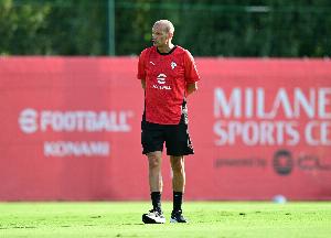 pg电子中国官网-米体:阿莱格里安排莱奥客串踢中锋,米兰防守时541进攻时442阵型