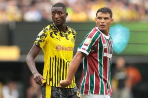 免费pg电子试玩游戏-84岁二老封死多特!40岁弟媳完美数据定海神针,44岁老门将3扑救