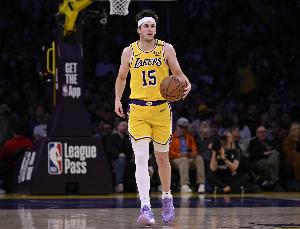 里夫斯谈带伤坚持比赛：我就是想为我的队友们留在场上